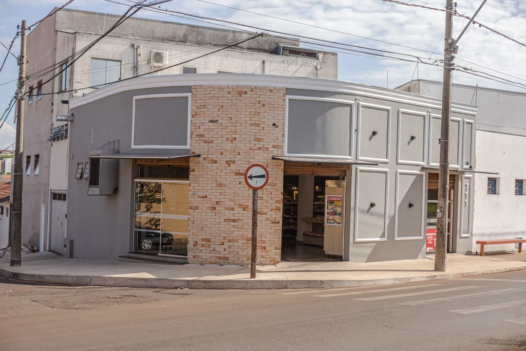 Reforma na fachada de padaria em Jaú - SP