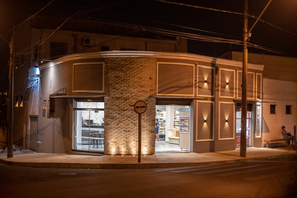 Reforma na fachada de padaria em Jaú - SP