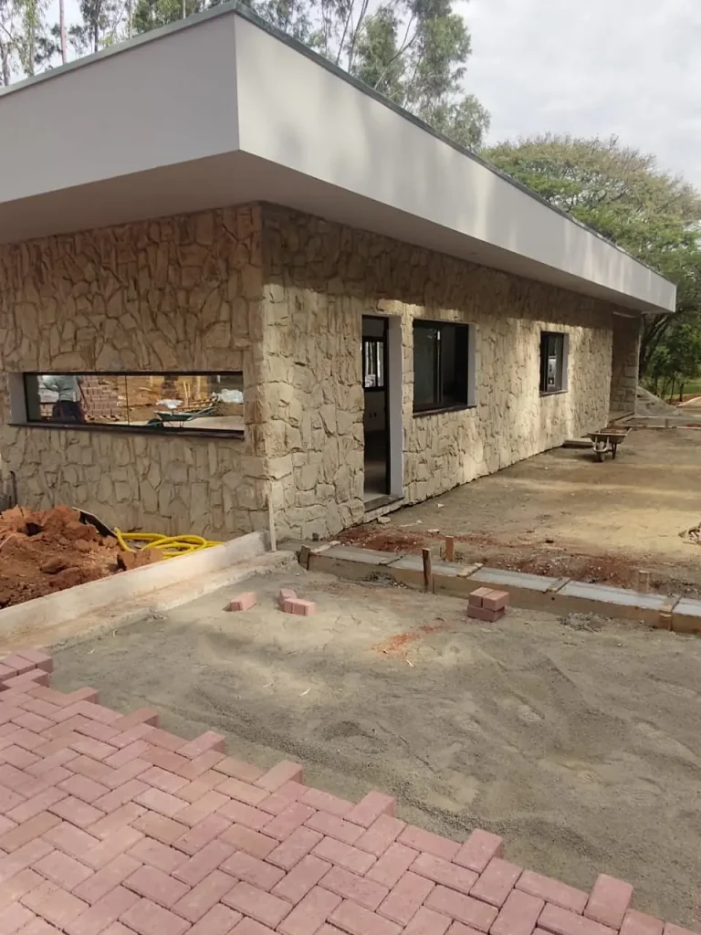 Obra da portaria do Santa Clara Eco Resort